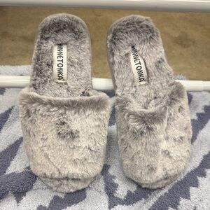 NWOT Minnetonka Soft Gray Fur Slippers